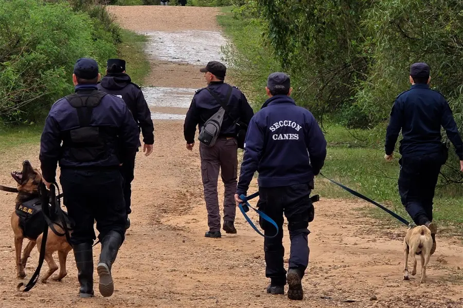 BUSCAN A UN JOVEN DESAPARECIDO EN CONCORDIA: UN PERRO RASTREADOR MARCÓ UNA ZONA CUBIERTA POR EL RÍO URUGUAY