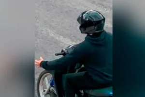 UN MOTOCICLISTA ACOSÓ A UNA MUJER EN PARANÁ Y ESCAPÓ: EL ATAQUE QUEDÓ REGISTRADO EN VIDEO