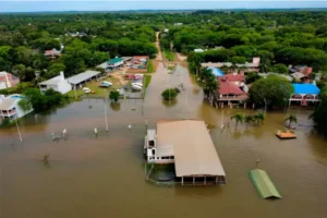 LA CRECIENTE DEL PARANÁ DEJA BARRIOS BAJO EL AGUA Y AGRAVA LA EMERGENCIA EN CORRIENTES