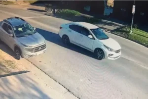BUSCAN A UN CONDUCTOR QUE CHOCÓ A DOS MOTOCICLISTAS Y ESCAPÓ EN PARANÁ