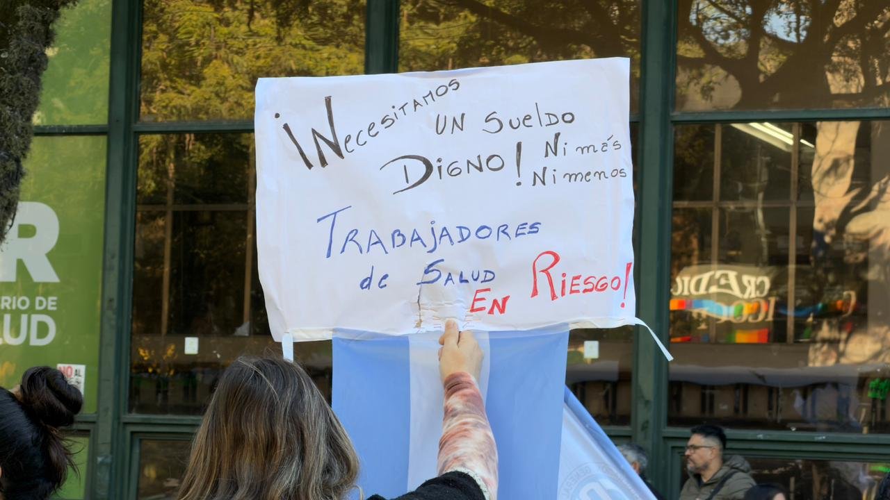 ENFERMEROS RECLAMARON POR SALARIOS, RECATEGORIZACIONES Y PASES A PLANTA EN ENTRE RÍOS